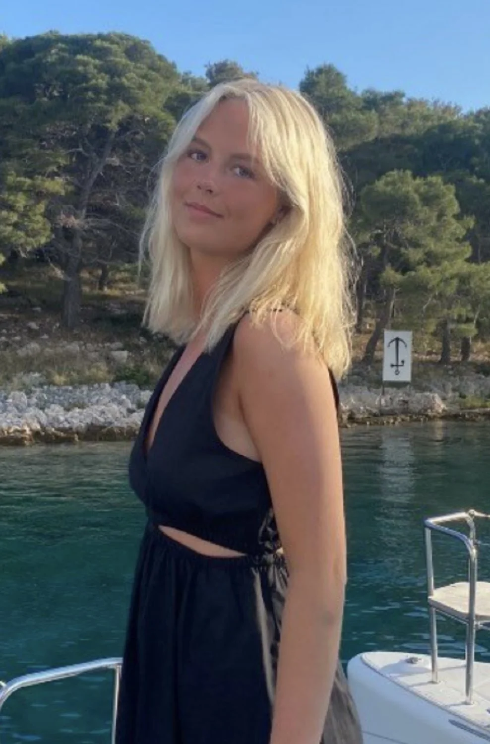 Dm if you think she is hot, or know who she is main image