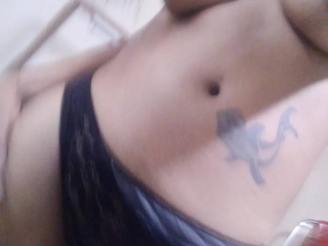BESITOS EN SU PINGAS BIEN DURAS PARA QUE NO SE OLVIDEN DE MI Y SE MASTURBEN RICO Y ME DEN SU LECHITA image 2