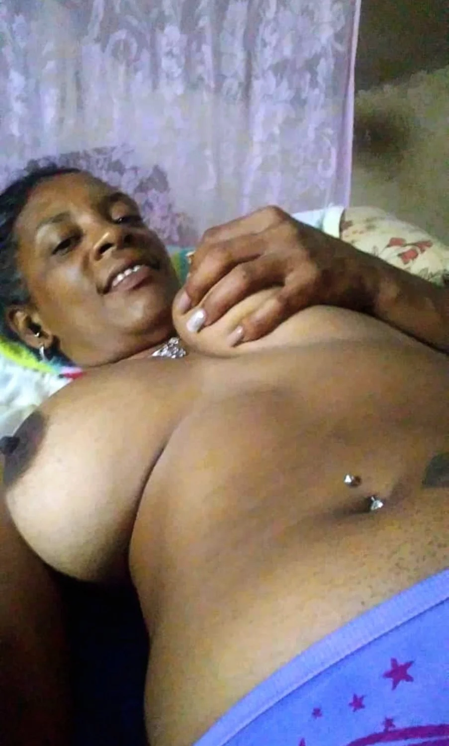 BESITOS EN SU PINGAS BIEN DURAS PARA QUE NO SE OLVIDEN DE MI Y SE MASTURBEN RICO Y ME DEN SU LECHITA image 4
