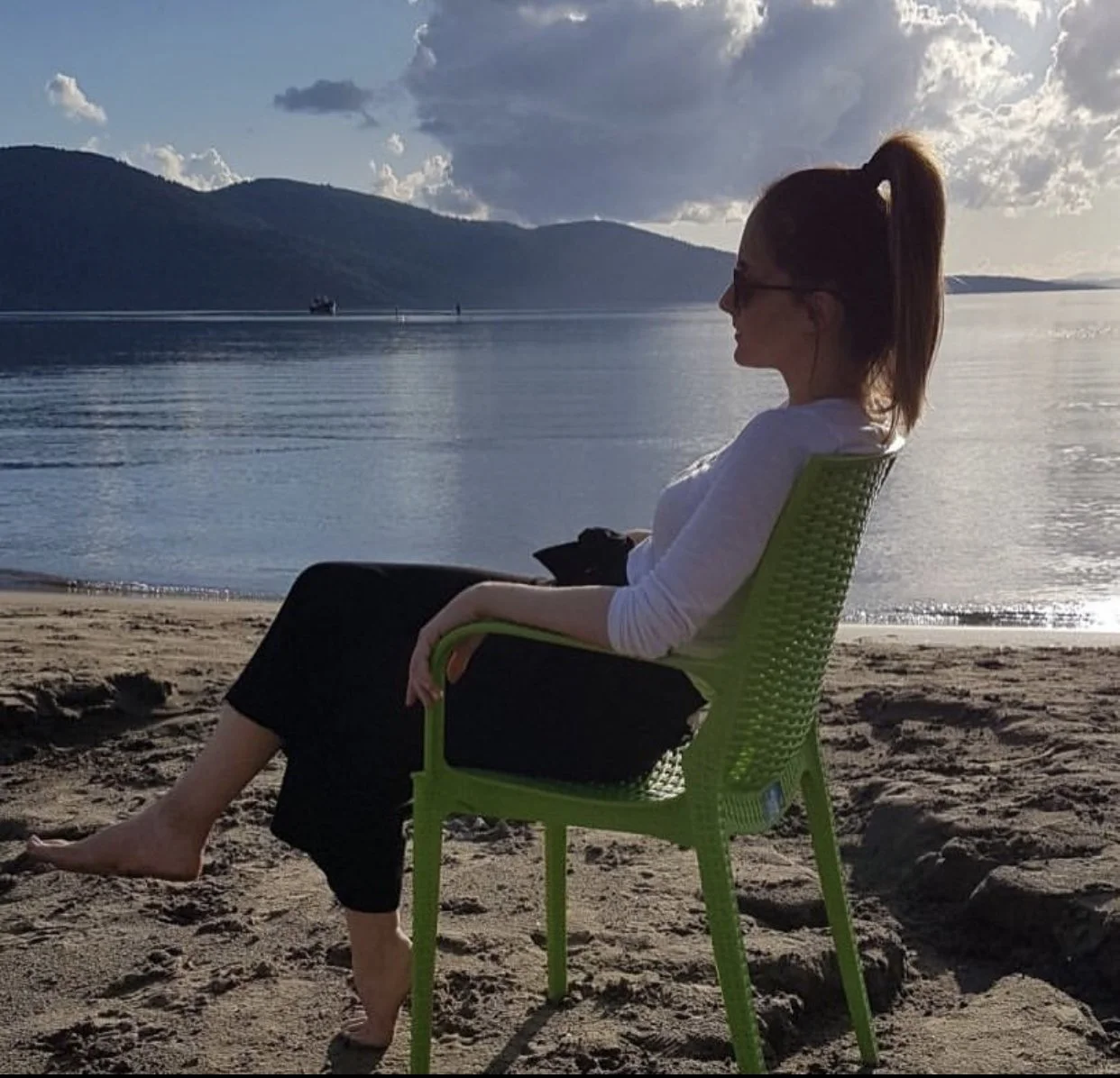 Deniz-Cengiz-Feet-Turkish Actress image 13