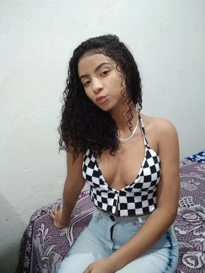 Não satisfeito em vazar a putinha da esposa, decidiu incluir a cunhada e a sogra cover image