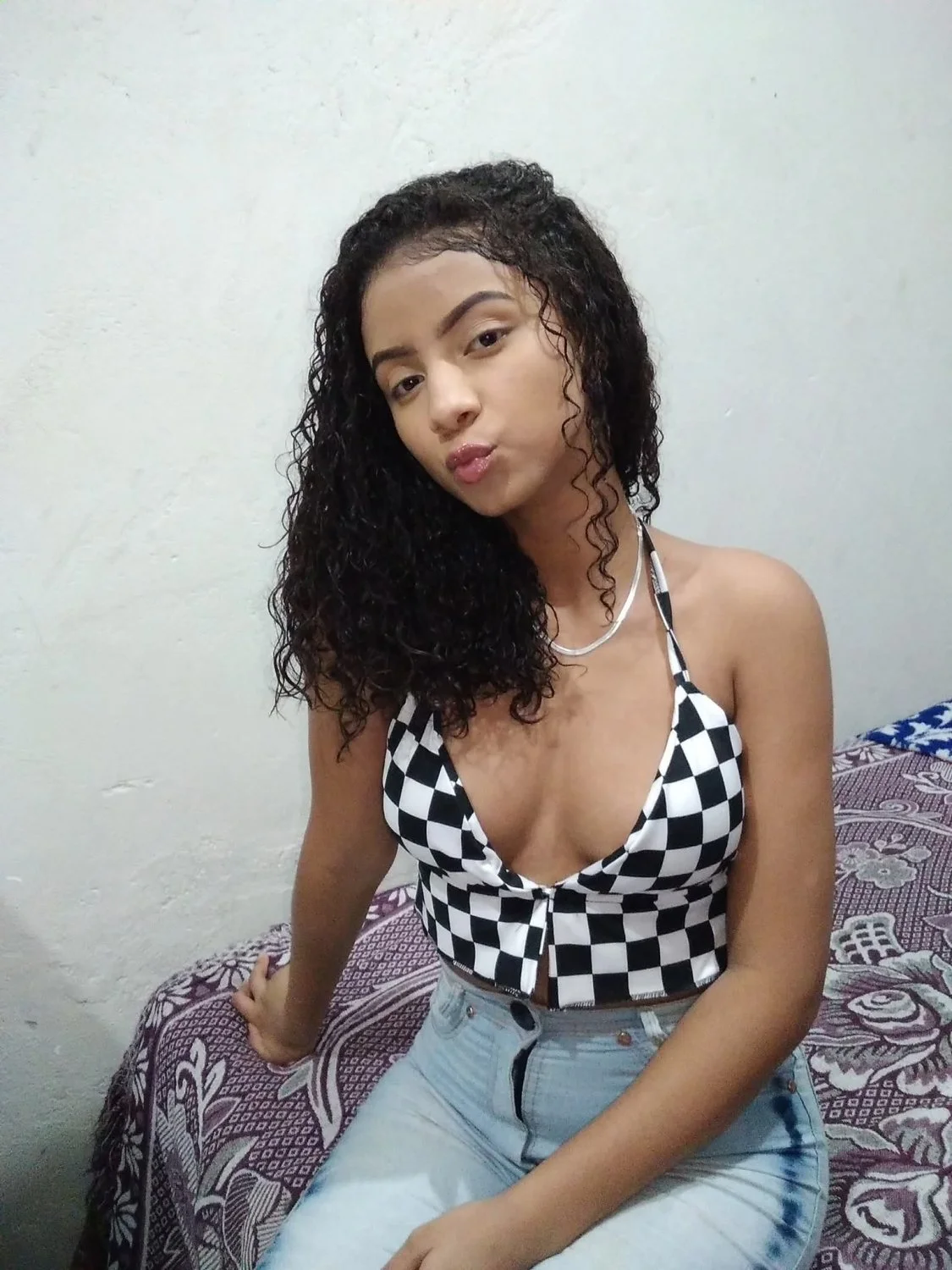 Não satisfeito em vazar a putinha da esposa, decidiu incluir a cunhada e a sogra main image