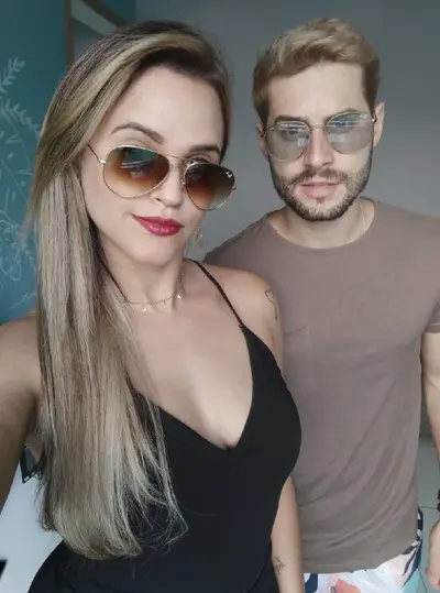 Coroa fica enchendo a cara de filtro pra parecer mais nova mas e uma putinha mais velha cover image