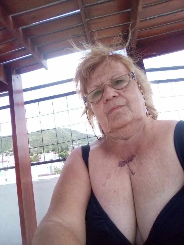 Negão marcando pra meter com vovô casada, piru vai entrar com raiva 🤬 👵🏻😈😈 image 5