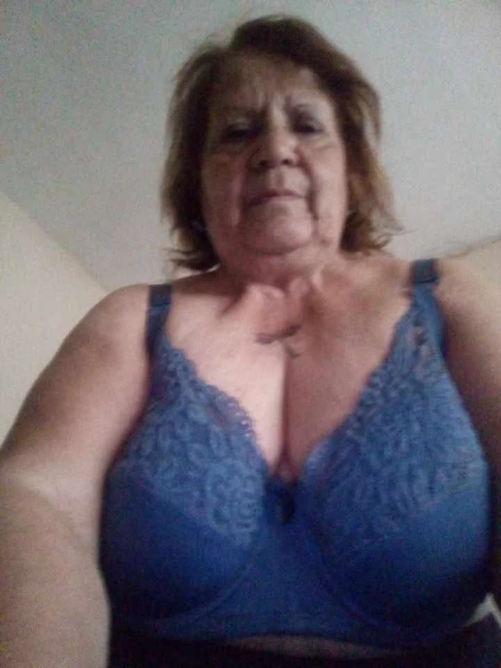 Negão marcando pra meter com vovô casada, piru vai entrar com raiva 🤬 👵🏻😈😈 image 9