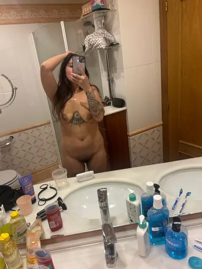Madre Venezolana Se Muestra Cogiendo Y Jugando Con Dildos cover image