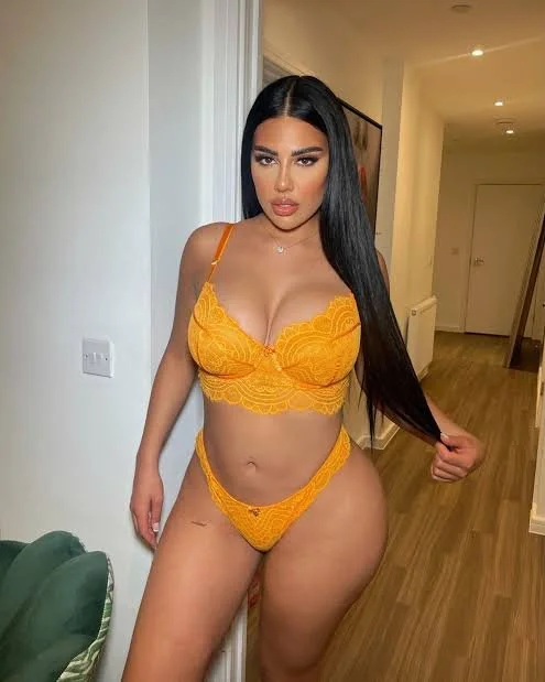 British Persian baddie Mandi🍑😍 image 2