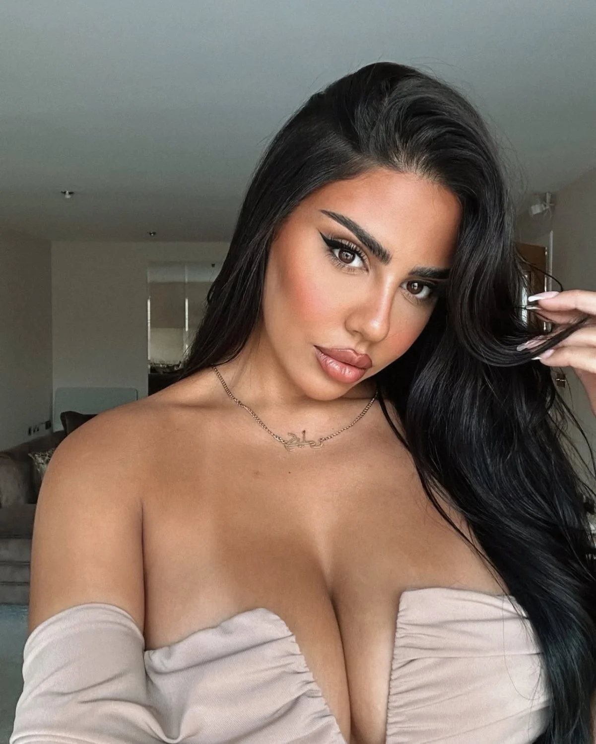 British Persian baddie Mandi🍑😍 image 7