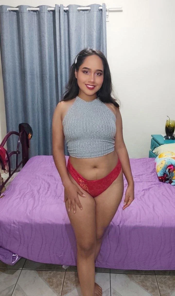 Jovencita feliz 😀 con la 🥛 sobre su cara. Colombia 🥵🤤😋 main image