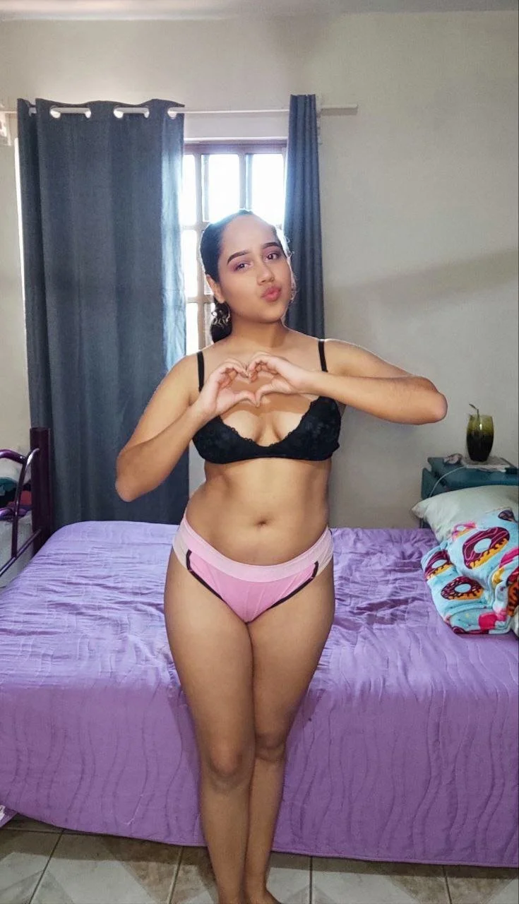 Jovencita feliz 😀 con la 🥛 sobre su cara. Colombia 🥵🤤😋 image 8