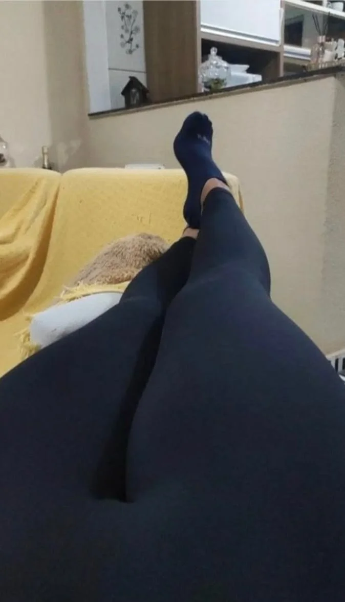 Aceptas una paja con mis pies? Escríbeme al priv y te calificó la verga, Hermoso image 1