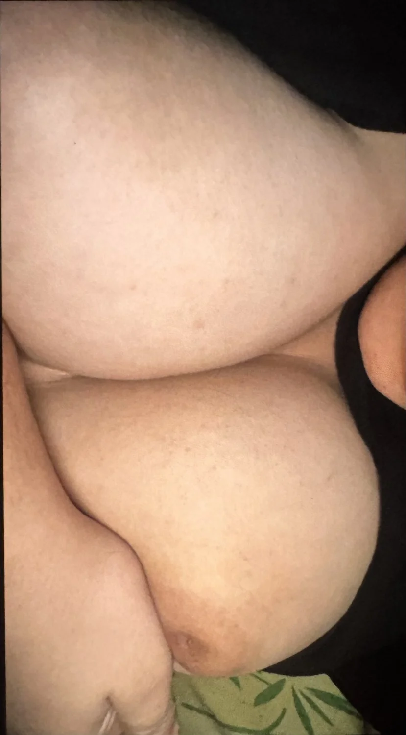 NOVINHA PEITUDA MOSTRANDO PEITOS EM CHAMADA image 7