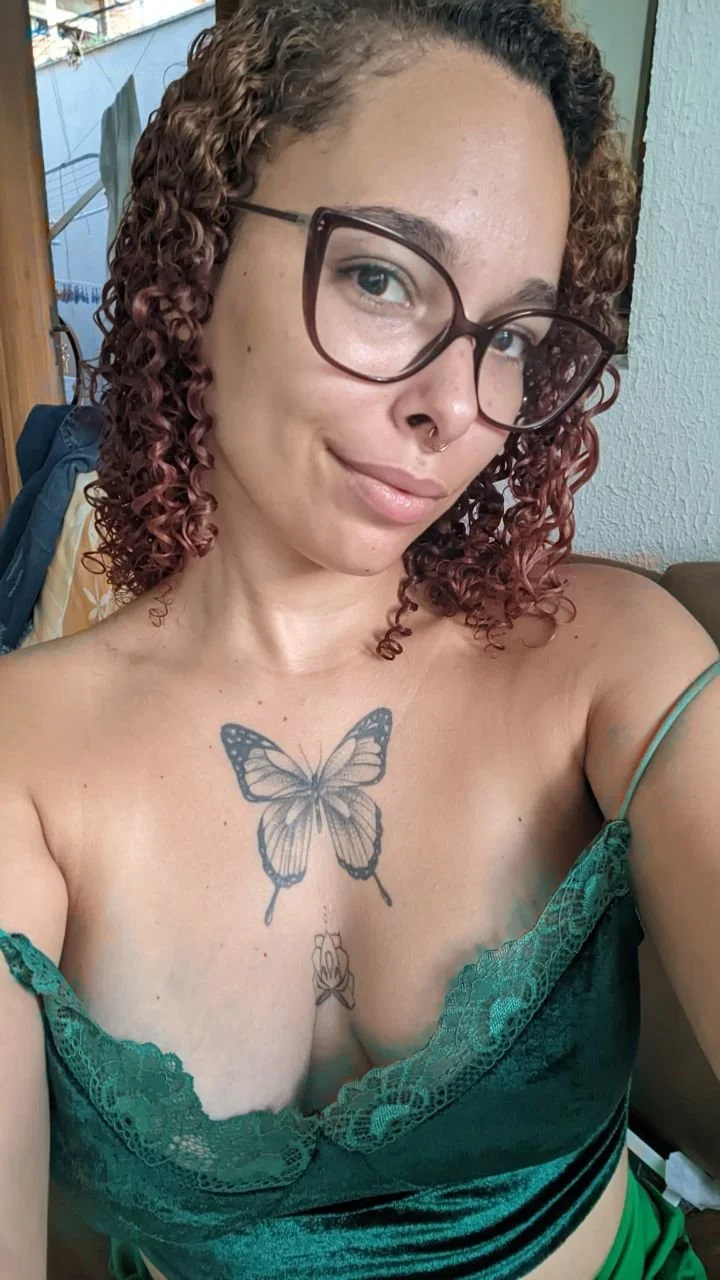 Está desempregada, fica o dia todo mandando foto para macho image 2