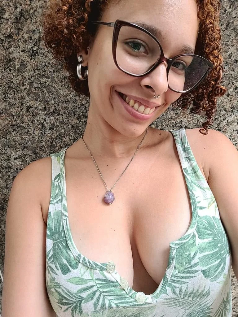 Está desempregada, fica o dia todo mandando foto para macho image 8
