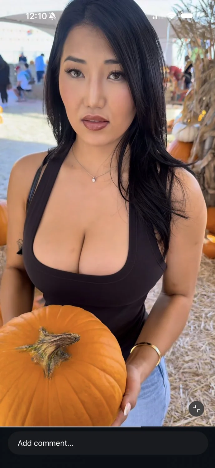 Asian Cleavage image 10
