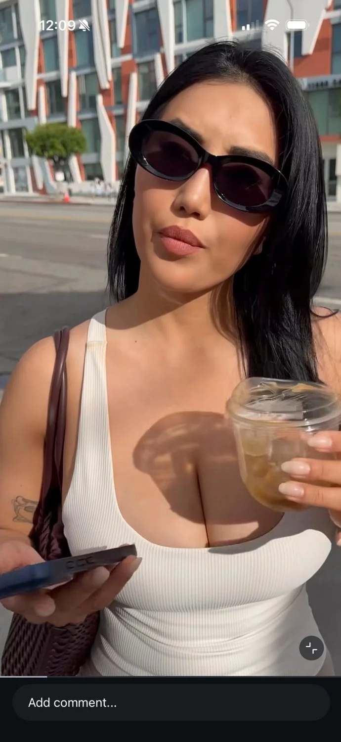 Asian Cleavage image 31