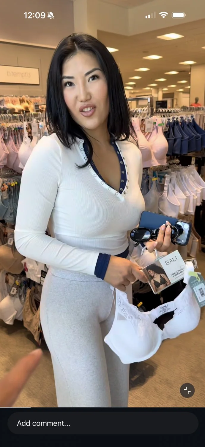 Asian Cleavage image 37