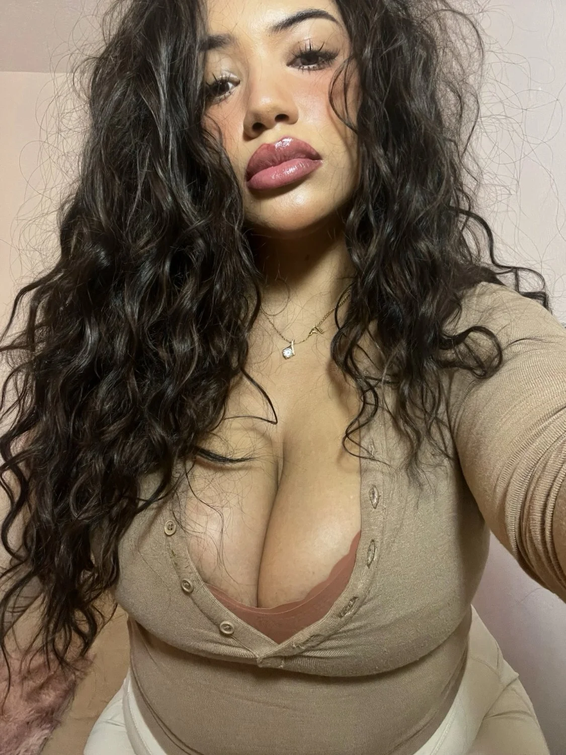 Hot Latina MILF main image