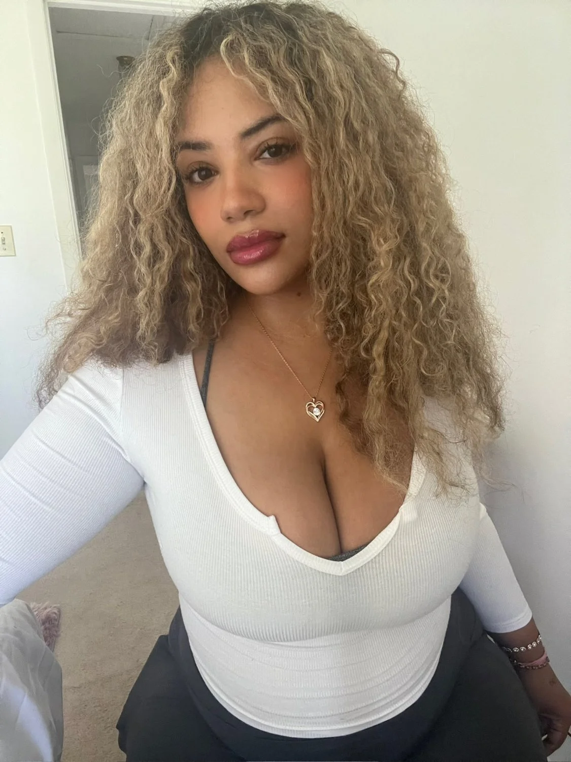 Hot Latina MILF image 4