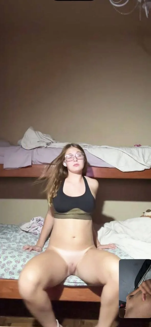 Hago mi puta a la rica novia de un seguidor image 12