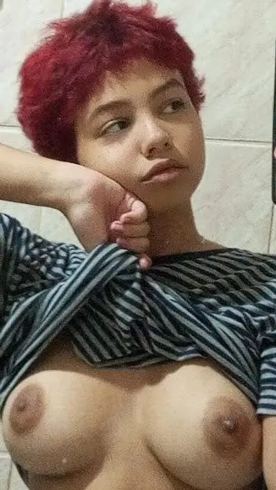 Novinha do cabelo curtinho peituda brincando com consolo cover image