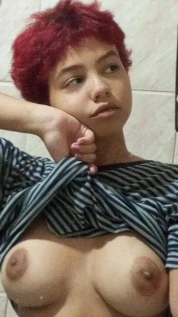 Novinha do cabelo curtinho peituda brincando com consolo main image