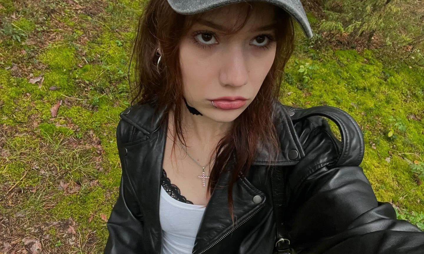 Feet of sad alt slut image 8