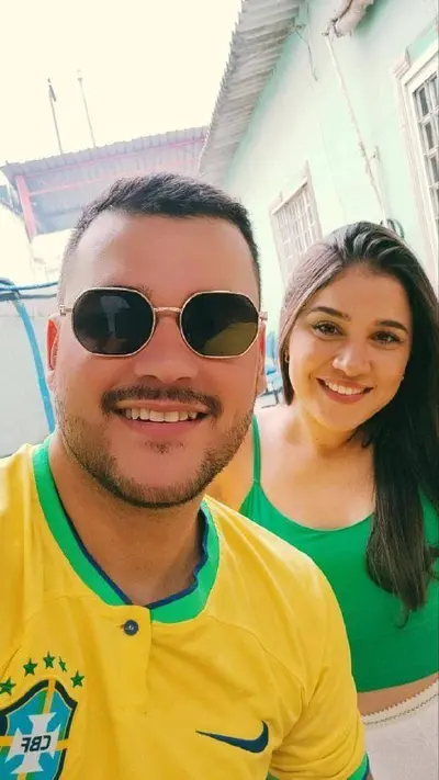 Gordinho pegou novinha morena gostosa de jeito cover image