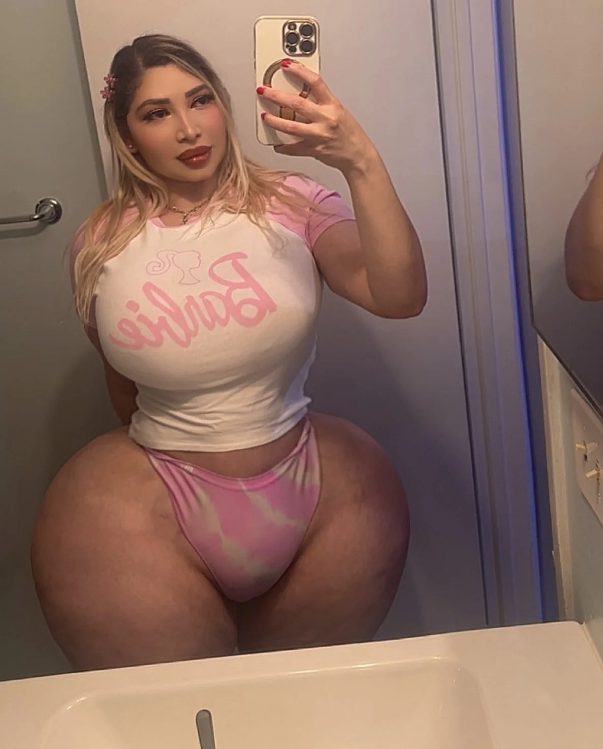 Mega hips image 8