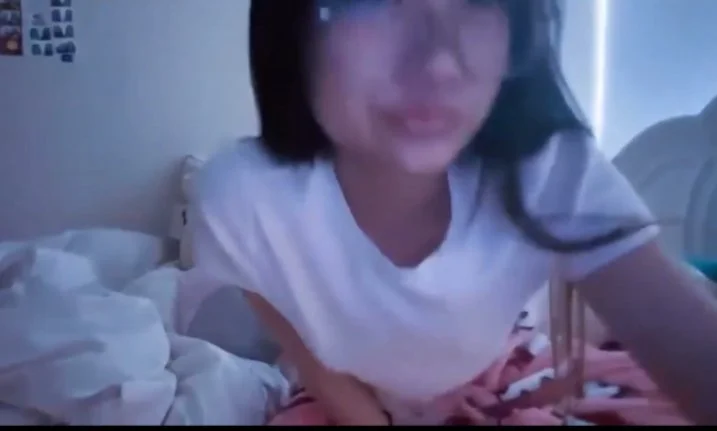 Does anyone have this asian girls leaks Dm me if you do and send them image 2