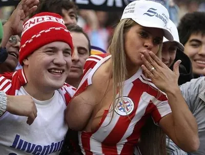 Gostosas flagradas mostrando os peitos no estádio caiu na net com dois torcedores cover image