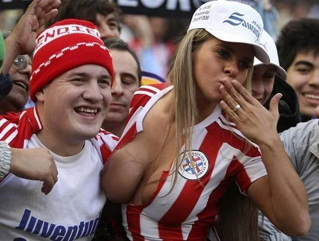 Gostosas flagradas mostrando os peitos no estádio caiu na net com dois torcedores main image