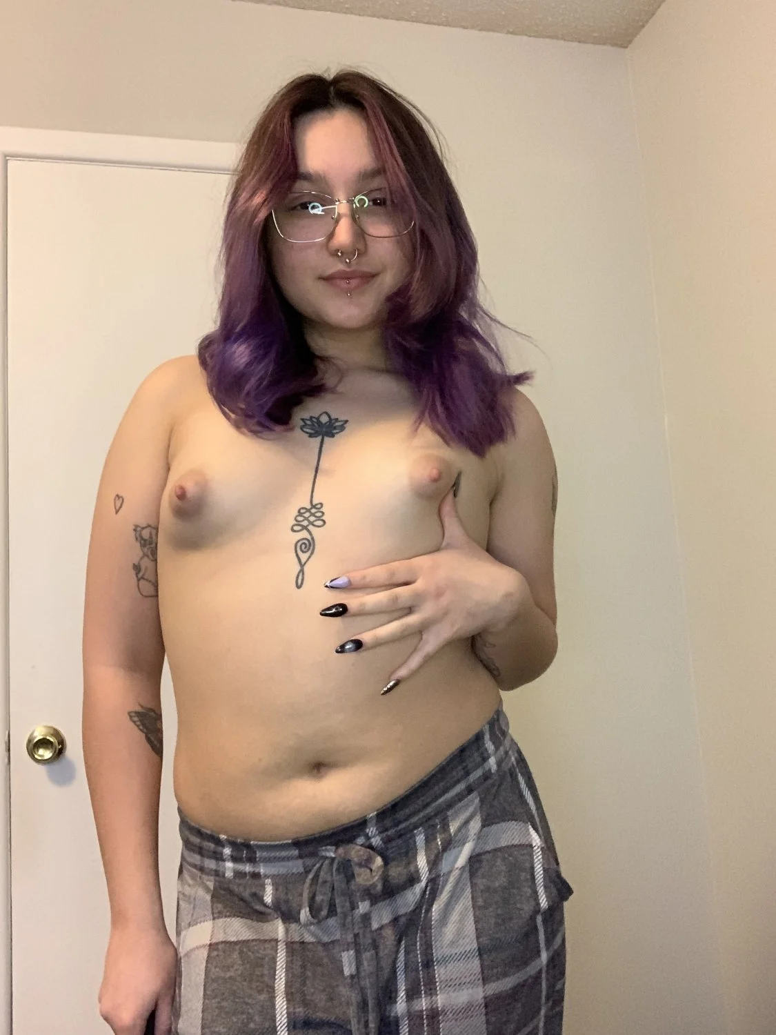 proud webslut posing image 5