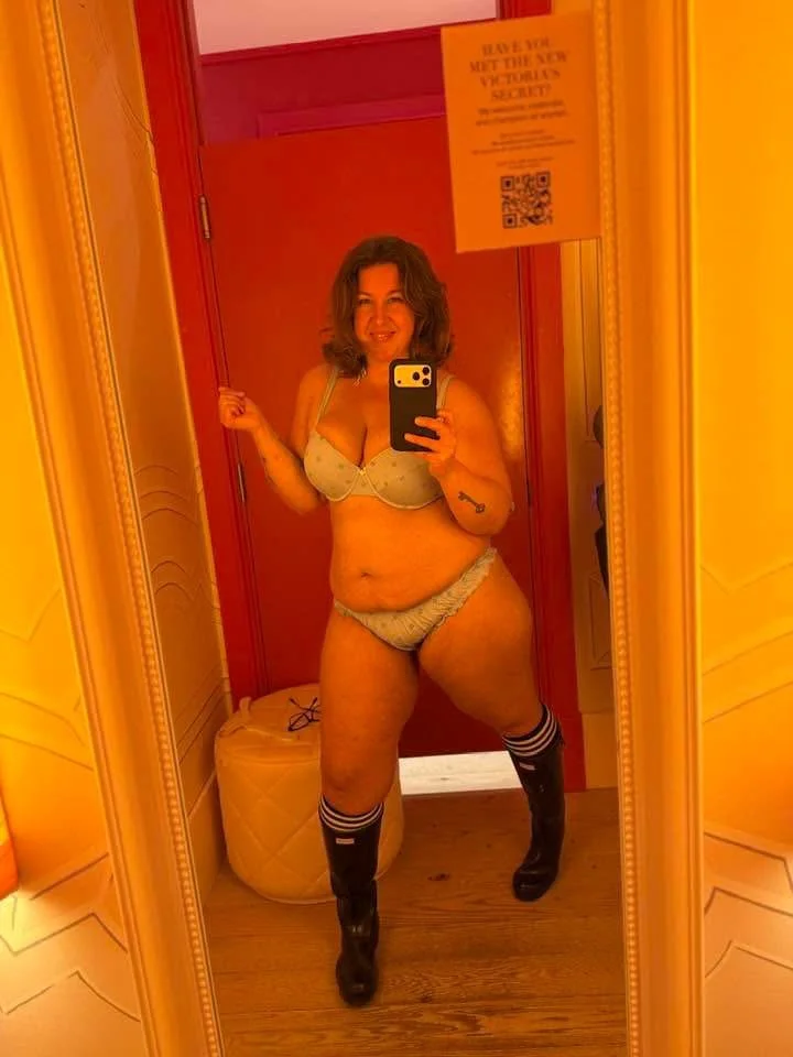 I love this Milf image 2
