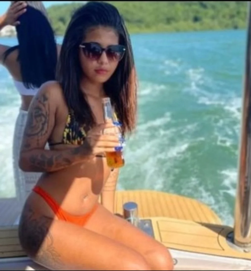 Putinha gostosa de mostrar o rabo bem atoladinho dançando na lancha com a amiguinha 🔥🔥 image 3