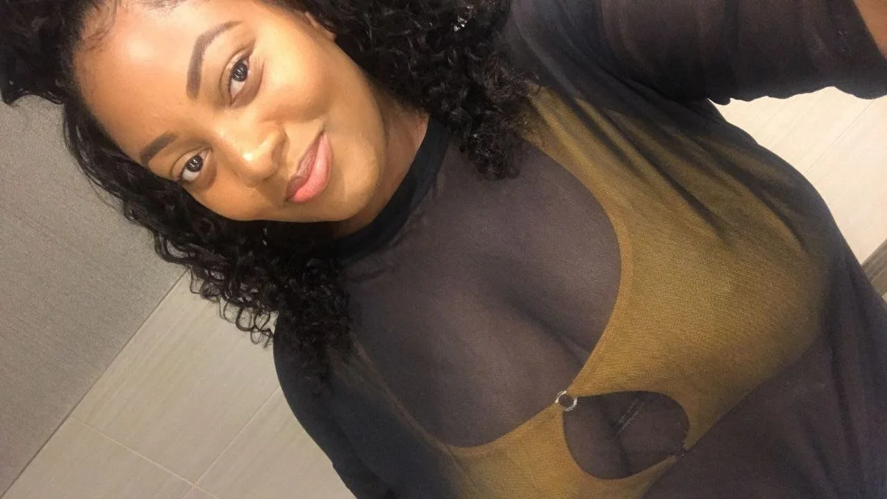 Toronto Baddie showing off her tits image 3