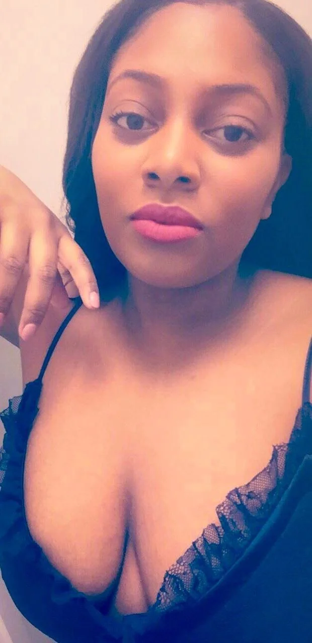 Toronto Baddie showing off her tits image 5