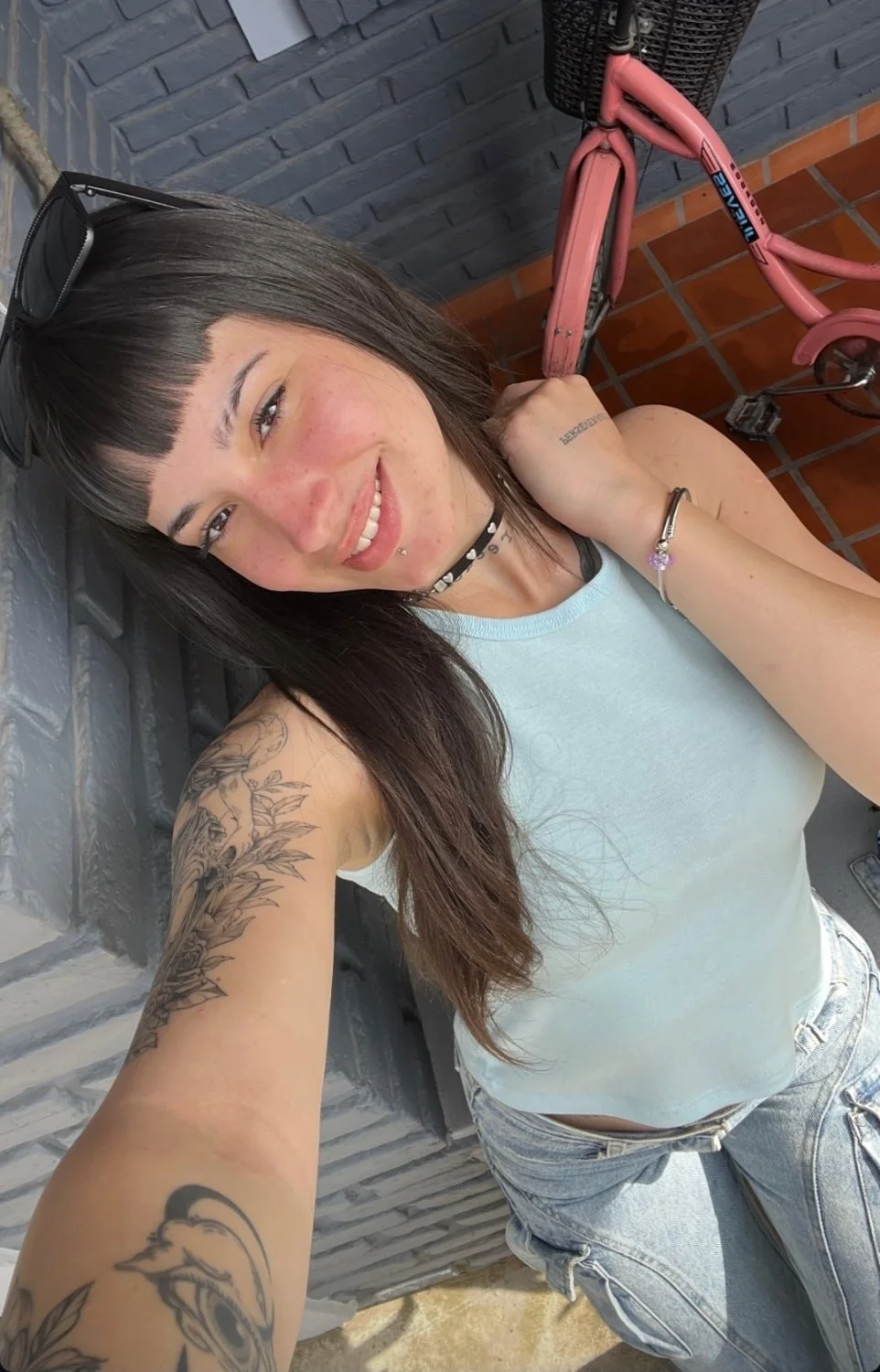 Sexy slut likes to tease main image