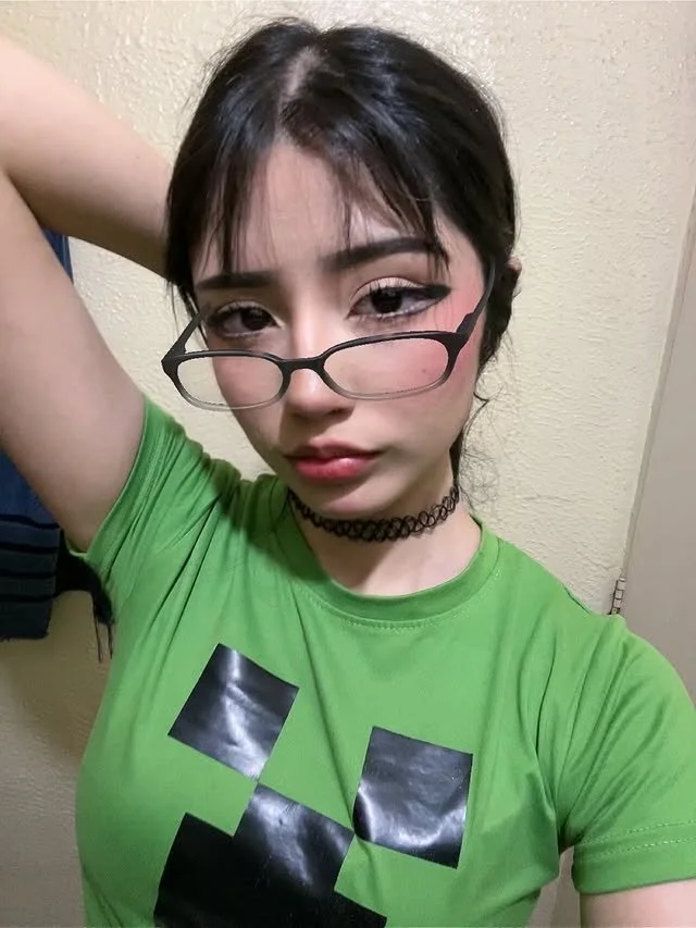 Qué puta E-girl gótica eligen? image 2