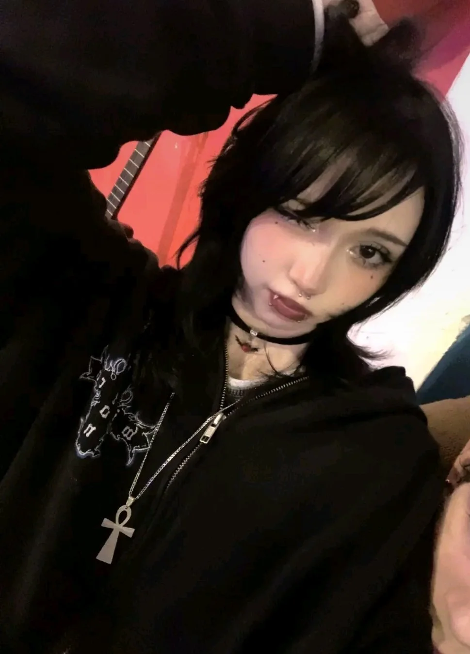 Qué puta E-girl gótica eligen? image 5