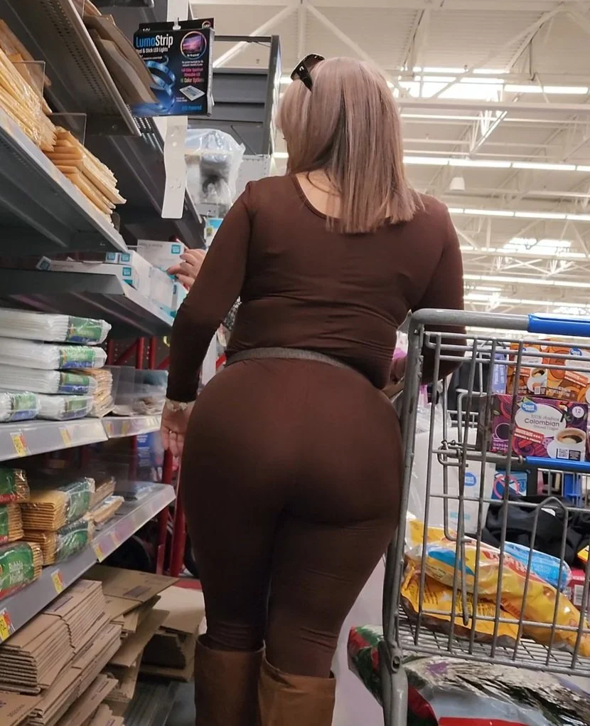 Latina GILF VPL image 2