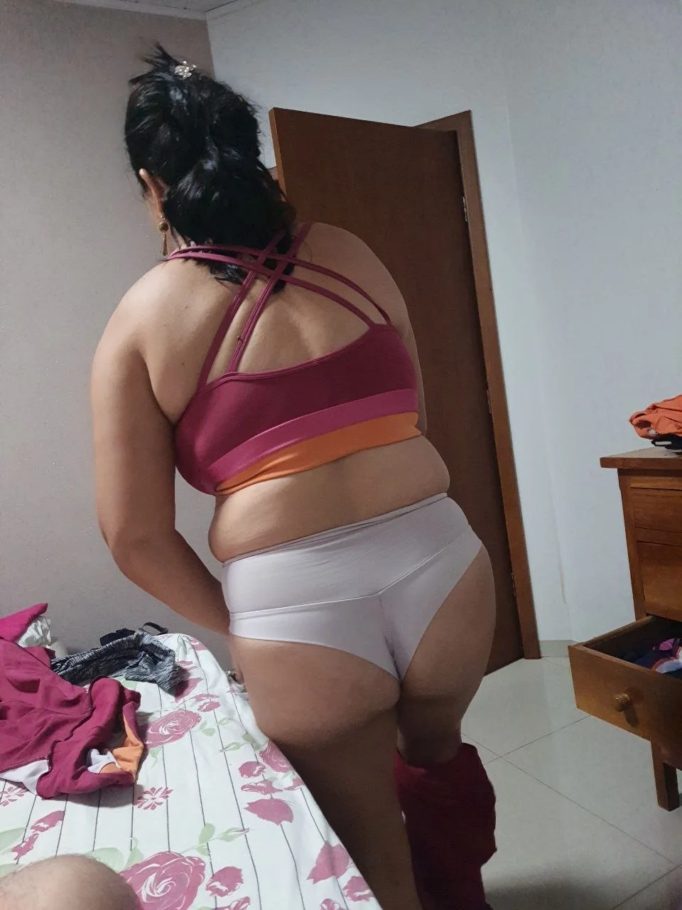 Marido mostrando o rabo gostoso da esposa distraída...flagras escondido mande o seu image 3