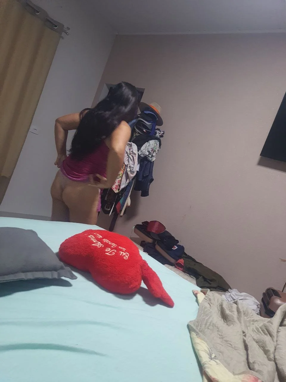 Marido mostrando o rabo gostoso da esposa distraída...flagras escondido mande o seu image 8