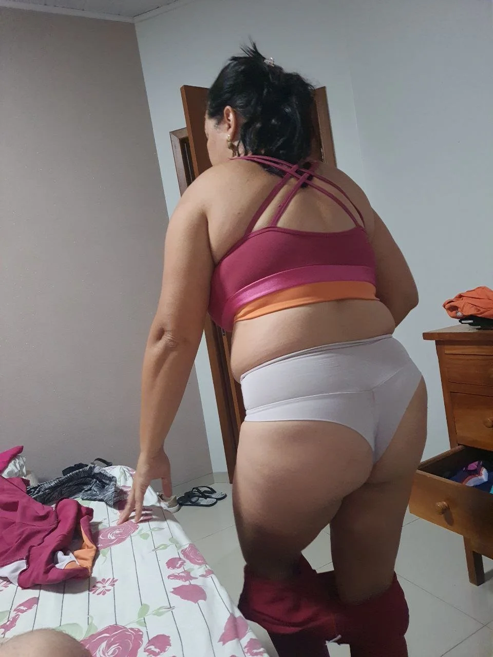 Marido mostrando o rabo gostoso da esposa distraída...flagras escondido mande o seu image 9