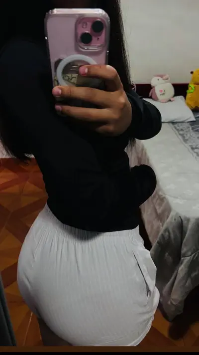 La puta de cristal enseña su culote y se le marca la tanga cover image