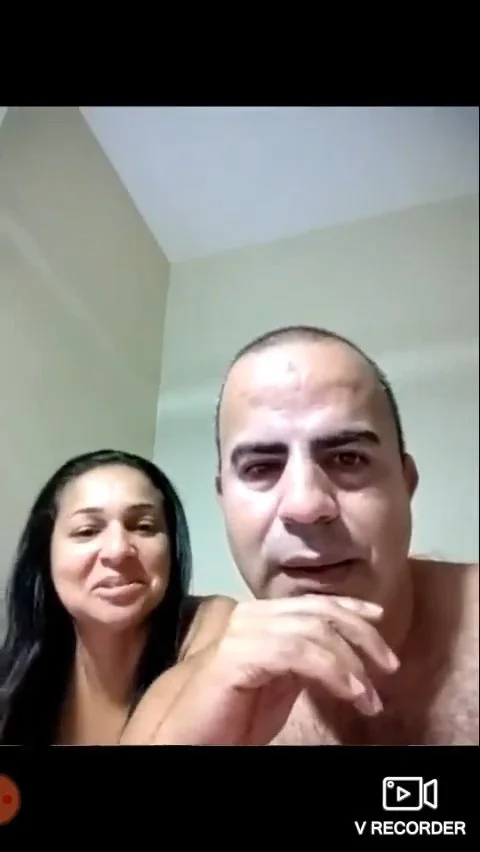 Casal de maduro fazendo Live vazada que esposa linda que esse corno tem maridão de sorte main image