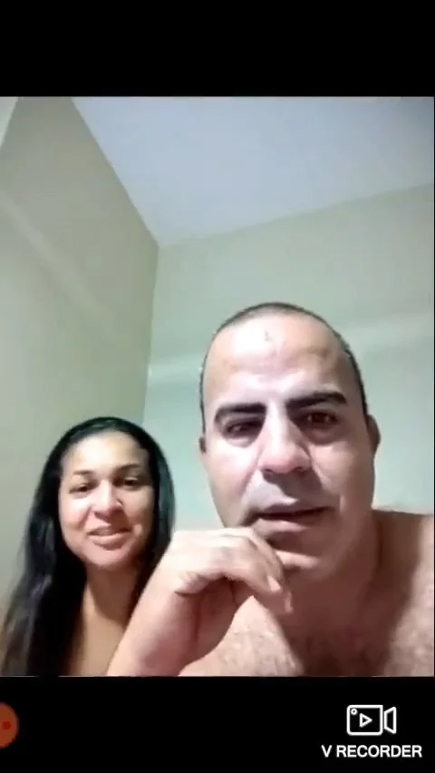 Casal de maduro fazendo Live vazada que esposa linda que esse corno tem maridão de sorte image 2