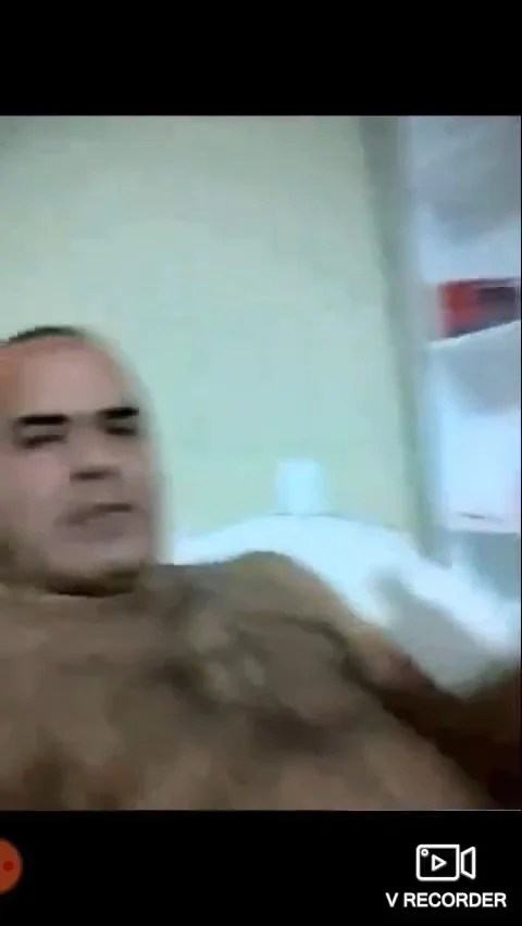 Casal de maduro fazendo Live vazada que esposa linda que esse corno tem maridão de sorte image 4