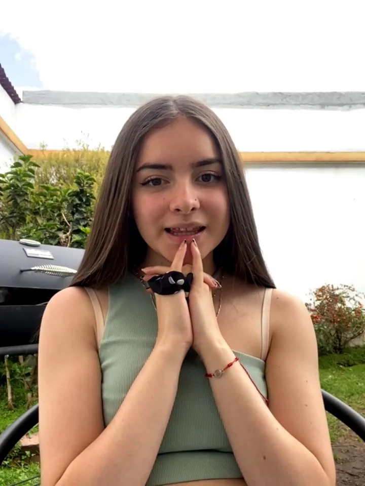 Beautiful latina Colombian Babe masturbate inside his parents' house 🇨🇴🔥 image 8