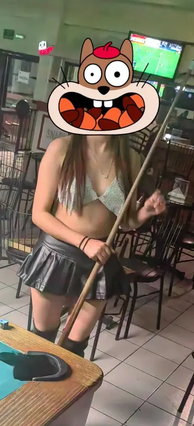 Levei minha esposa no bar para exibir ela, acha que deu certo? (Recebido DM) cover image